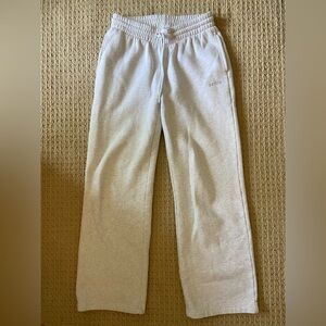 Aritzia boyfriend wife sweatpants in heather cloud white